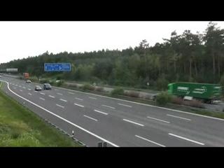 WAHNSINN, mitten über der Autobahn A9... gefährlich!